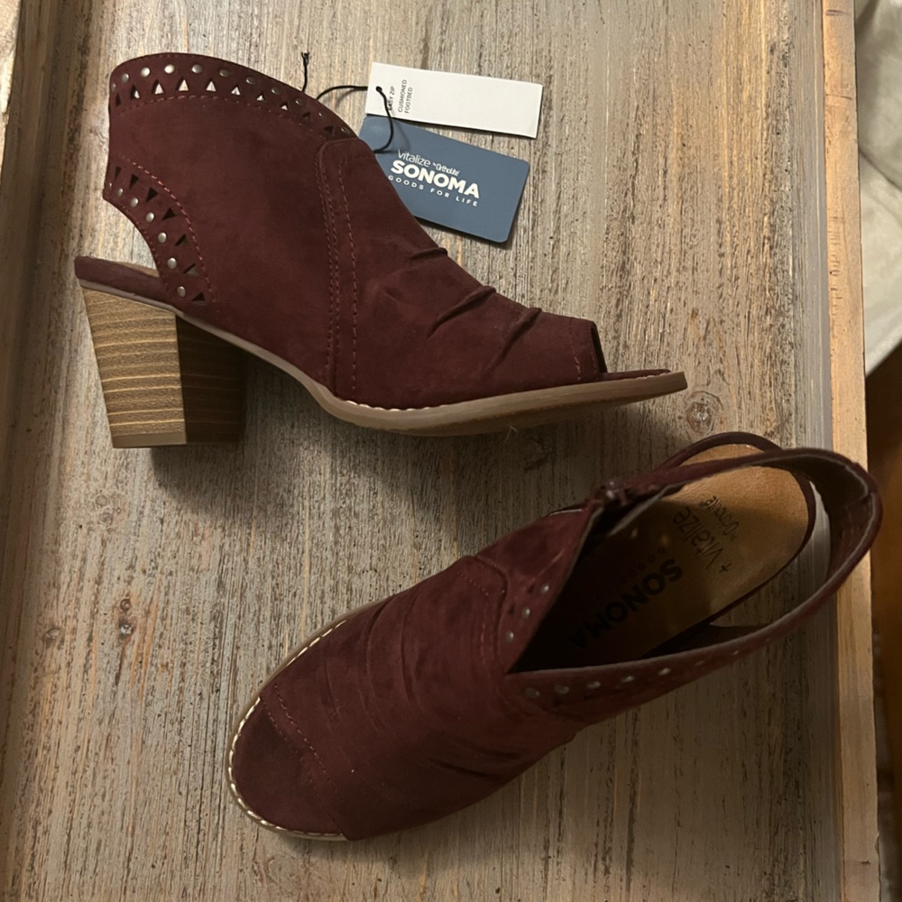 NWT Sonoma Ortho Burgundy Sandals Side Zip w/Small Studs, Peep-Toe, Size 6.5